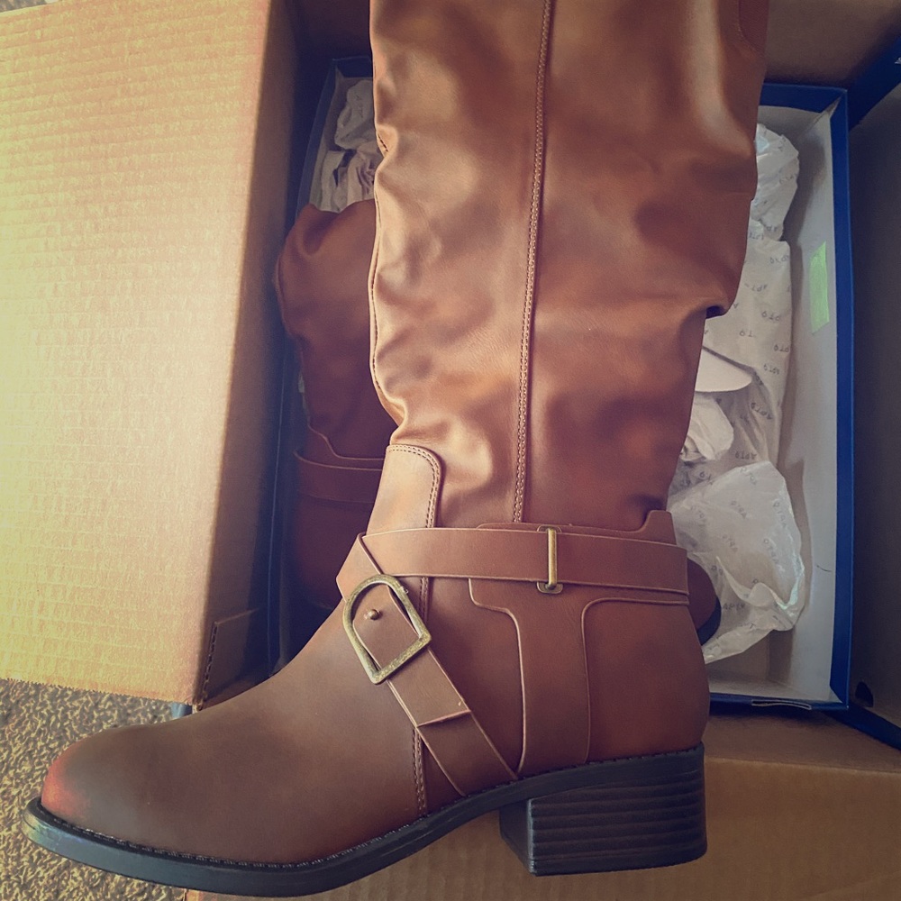 *NEW, NEVER WORN* brown, wide calf, boots